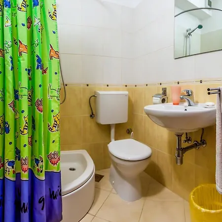 Lovely Room In Perfect Location Split