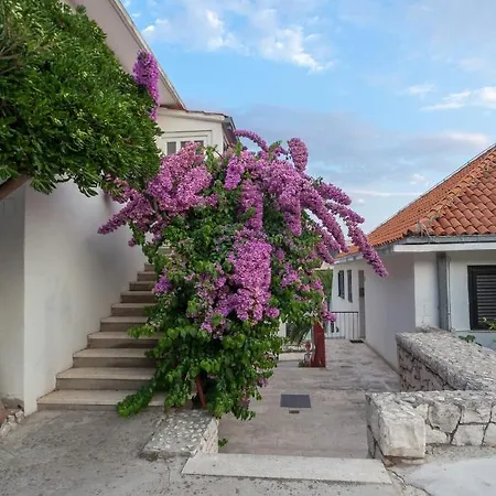 Lovely Room In Perfect Location Split