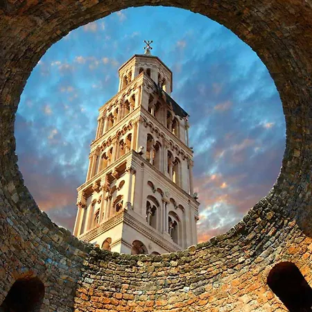 Lovely Room In Perfect Location Split